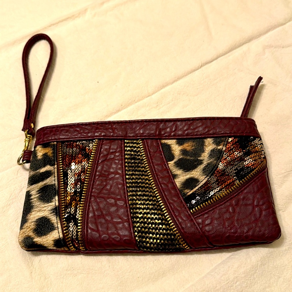 Gorgeous Clutch Wristlet faux leather with cheetah print, Unbranded